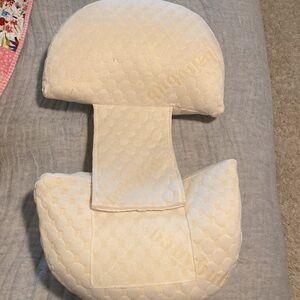 Babybub Maternity pillow. Good used condition. Used for 1 pregnancy.